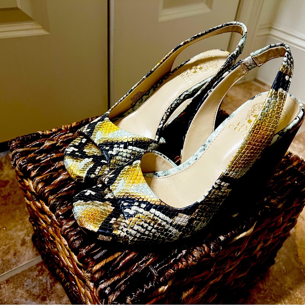 Vince Camuto Snakeskin Phendry EUC Size 6 worn only twice